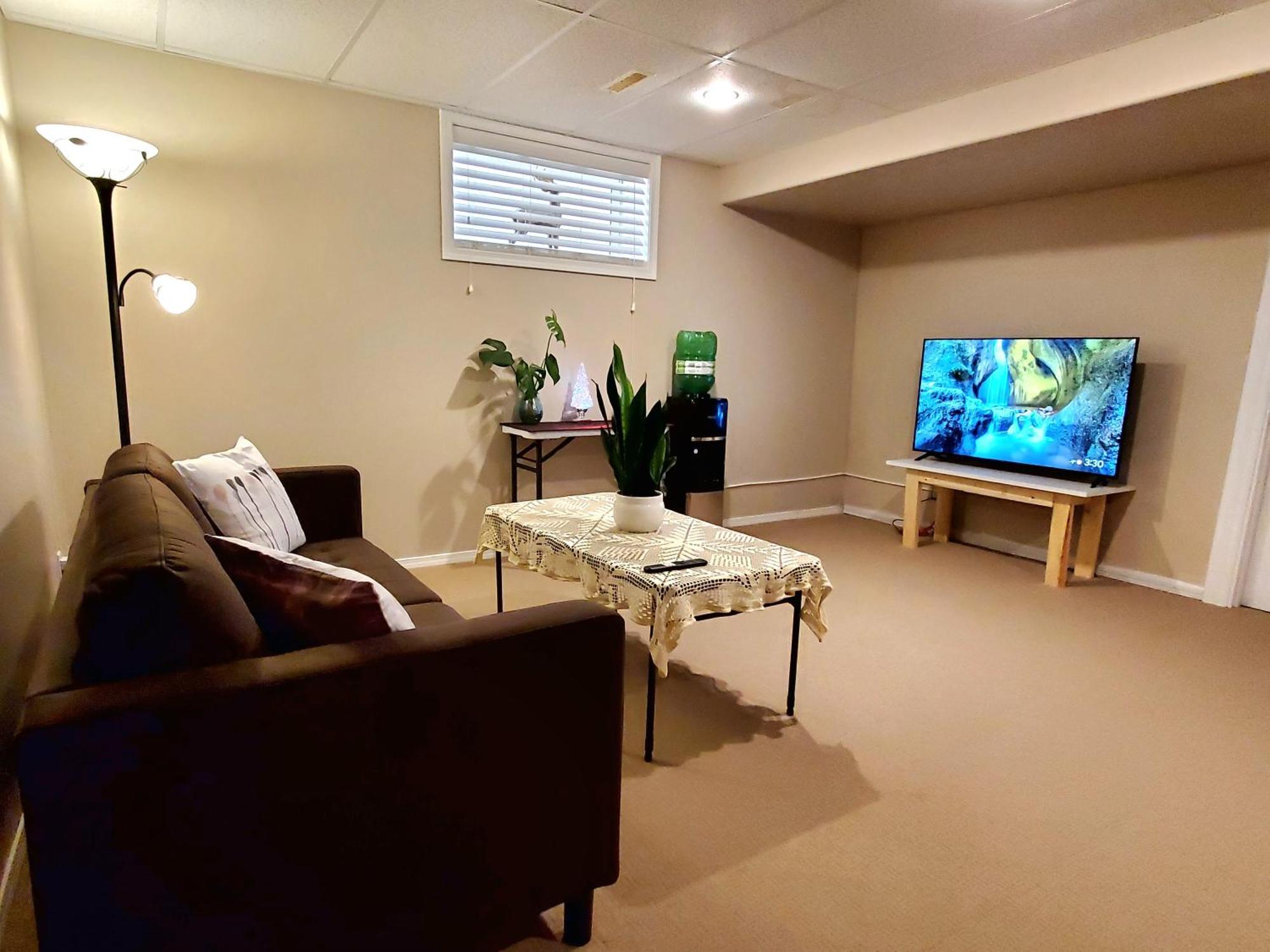 Saskatoon Lashyn Cove Homestay Luaran gambar
